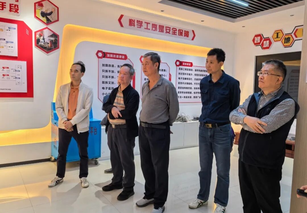 廣東省土木建筑學會工程施工專委會何炳泉主任委員一行蒞臨我司調研指導工作